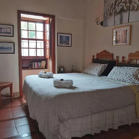 Vakantiehuis Charming House In With A Shared Pool