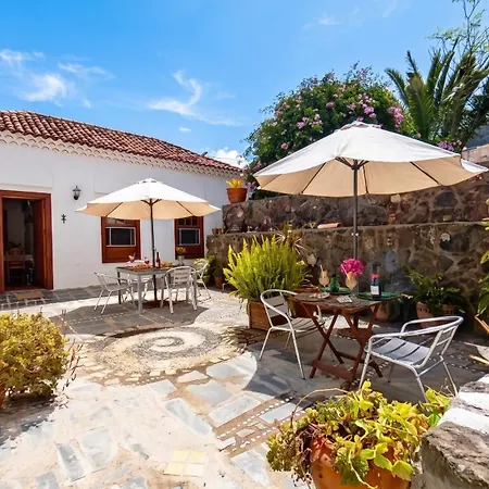 Welcoming House With Pool In San Cristobal - 85 M² *
